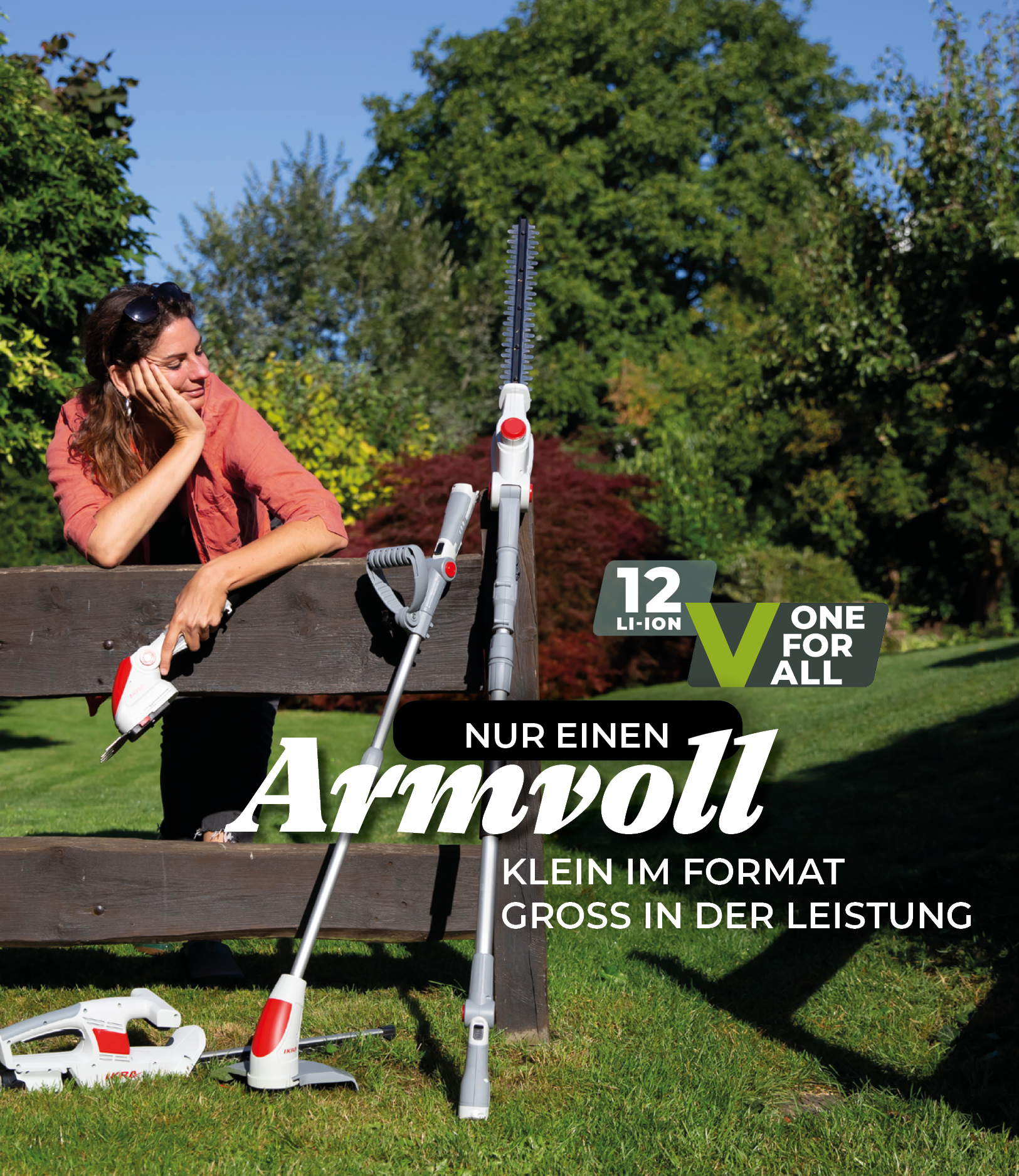 Frau schaut lächelnd auf ihre 12 Volt Gartengeräte von ikra